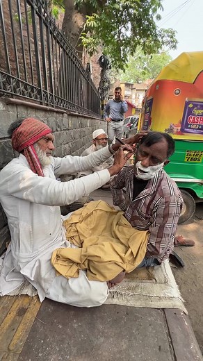 Street Barber in India: Haircuts and Shaves on the Go