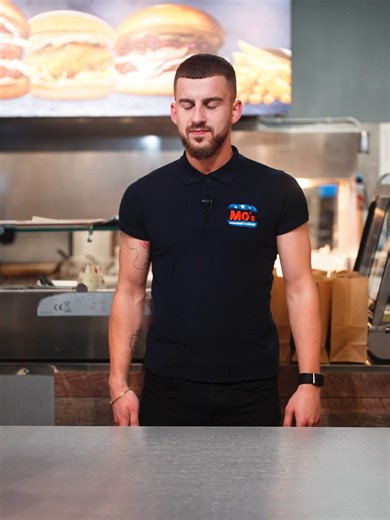 Când jocul e în desfășurare, dar tu știi exact ce urmează după fluierul final. 📍Calea Dumbrăvii 35, Sibiu 🛍️Comandă pe http://www.mosburgers.ro/ sau din aplicația Mo’s 📞0372 975 555