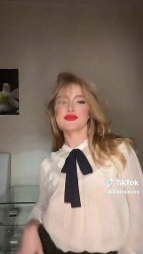Vibing😜 camera couple cm down and its too much for tik tok😇 #redhead #redlips #dance