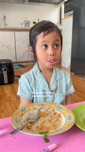 Mutiara priza | MAMA Pejuang BB Anak & Suami on Instagram: "rambut anakku rontok hebat, ketika dihadapkan dalam fase beruntun : minum obat TPT 6 bulan, lanjut berikutnya pneumonia 3x setahun, belom termasuk antibiotik yang sakit asma dsb ya dan lanjut ke fase GTM . Aku baru ngeh mahkota indah kiara dulu kok sirna 🥹 Rambutnya jadi pudar warna hitamnya dan kering dan banyak pitaknya .. Selain aku benerin pola makan dan semua daridalam aku juga ikhtiar dari luar yaitu minyak2an ini ❤️ Ini bisa dip