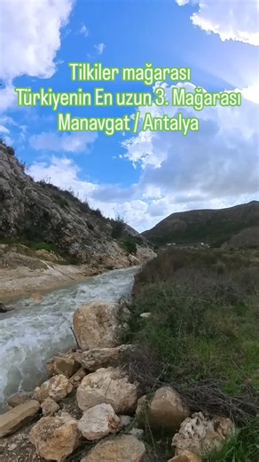 📍 Tilkiler Mağarası – Antalya Antalya’nın 2025 yılı boyunca aldığı yağış miktarı, 2026 yılında yalnızca 40 gün içinde düşmüştür. Türkiye’nin en uzun 3. mağarası olan Tilkiler Mağarası’ndan çıkan bu güçlü suyun ucu, Manavgat Barajı’na kadar ulaşmaktadır. 🛠️ Mağara sondaj ile açılmıştır. İç kısımda yol ikiye ayrılır: ▪️ Sol taraf çıkmaz sokaktır ▪️ Sağdan devam edildiğinde mağara ağzı görülebilir 🌧️ Aşırı yağış, yeraltı suları ve doğanın gerçek gücü… #TilkilerMağarası #Antalya #Manavgat #Yeralt