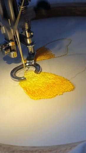 A technique I learnt from my Mom, back then used the treadle sewing machine . End results is so satisfying. #threadpainting #normalsewingmachine #freemotionembroidery #maldivestiktok #foryoupage #sarangujaree #momsinspiration