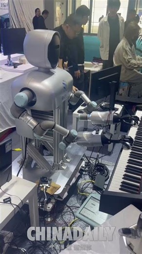 Meet a robot pianist at China's Hi-Tech Fair