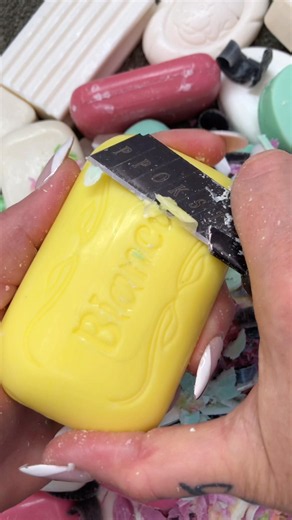 Today, I’m cutting this beautiful yellow soap 🤗