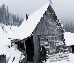 Hiking through an abandoned log cabin to prevent the extreme cold. | Alone with nature