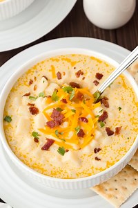 Loaded Hash Brown Potato Soup 🥣🧀🥔 Creamy, cheesy, and packed with tender hash browns, this cozy soup is the ultimate comfort meal. Quick to make and perfect for chilly nights. Ingredients: 1 32 ounce package frozen hash brown potatoes 1 small onion diced 2 14.5 ounce cans of chicken broth 1 10.75 ounce can of cream of chicken soup Recipe in the Coʍʍеոτ 👇 | Recipes by banana