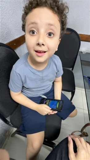 Caio não pode colocar os pés na cadeira #shortsvideo #criança