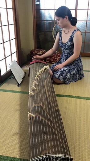 This was my first attempt of playing the Koto. I am an instrument NERD so you know i couldn’t resist. 😍 i know its a bit slow 😅 and uh ignore the untuned note pleassee 🎵 #koto #firstattempt #strings #stringedinstrument #japanese #japan #instrument #happy #musiclover #musical
