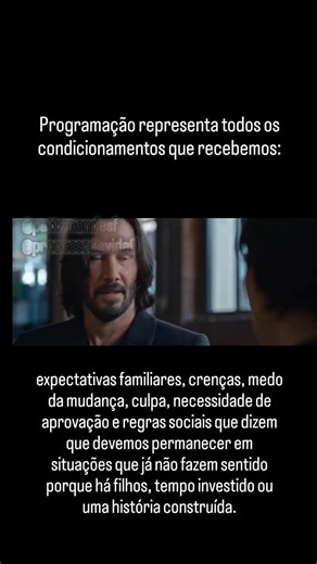 Em Matrix 4, Trinity vive uma vida aparentemente perfeita, mas algo dentro dela nunca se sente completamente verdadeiro. Ela não sabe explicar por que fez determinadas escolhas, como se estivesse seguindo uma programação em vez da própria essência. Se olharmos por uma perspectiva simbólica, essa programação representa todos os condicionamentos que recebemos: expectativas familiares, crenças, medo da mudança, culpa, necessidade de aprovação e regras sociais que dizem que devemos permanecer em sit