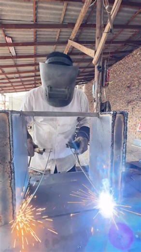 "Welder Welding With BOTH Hands?! 🔥🔥" what a skill! #shorts #ytshorts #viral ‪@WeldingNDTInspection‬