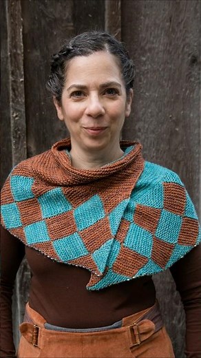 The Roofline Cowl pattern teaches you how to knit Entrelac without picking up stitches!