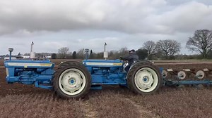 Il Doe Triple-D o Doe Dual Drive è un trattore prodotto da Ernest Doe & Sons negli anni '50 e '60 a Ulting Essex. I suoi due motori e l'articolazione a 90 gradi lo hanno reso uno dei trattori più poco ortodossi mai costruiti. #NewsAgricoltura | NewsAgricoltura