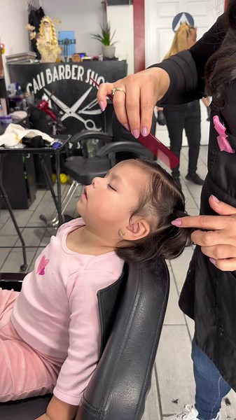 Barbero Causa Risa por Extraño Corte de Pelo