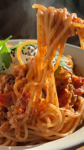 Marie Dorfschmidt on Instagram: "Die wohl schnellste und leckerste Pasta mit selbstgemachter Tomatensoße 🍝😍. Und dieses Mal ist die Soße einfach nur perfekt geworden! 🍝 fertig in 15 Minuten 🍝 vegan & sojafrei 🍝 Tipp: für die Kleinen einfach glatt mixen 🍝 für 2 Portionen brauchst du: 200 g Pasta nach Wahl (glutenfrei, wenn gewünscht) 1 Zwiebel 2 Knoblauchzehen 2 Hände voll frische Tomaten 3-4 EL Walnüsse, geschält 2 EL Ahornsirup 1 TL Kümmelsamen, ganz - optional 2 TL Oregano, getrocknet 1 