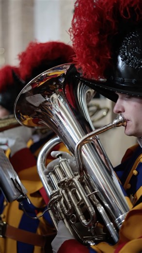 24K views · 559 reactions | Did you know? The Pontifical Swiss Guard also has a band that plays at various ceremonies, such as Corpus Domini. #band #pontificialswissguard #guardiasvizzerapontificia #music #corpusdomini #windinstrument | Päpstliche Schweizergarde | Facebook