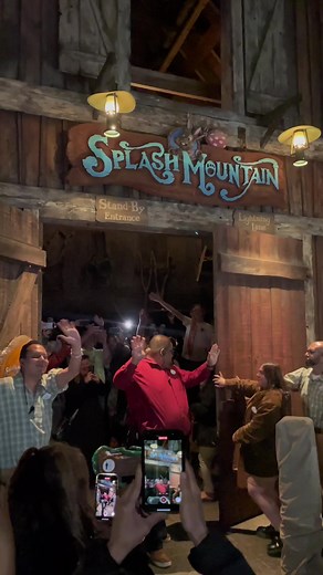 Final Moments When splash closes its Door so long to 34 yrs of Splash Mountain at the Disneyland Resort #splashmountain #solong #memories #onelastsplash #onelastride #disneyparkstiktok #Disneyland #disneyparks