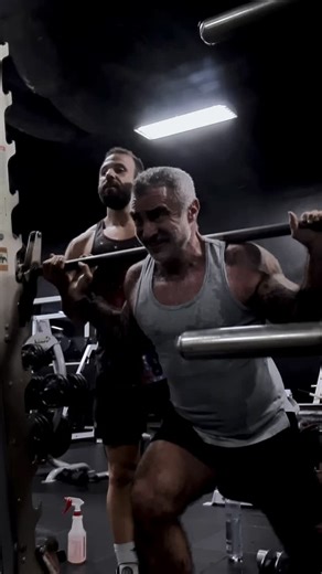 Steven Kushnir | Bodybuilding Coach on Instagram: "YOU’RE YOUR OWN GREATEST PROJECT. FALL. GET BACK UP. DO THE WORK AGAN. 🐺 •••• Bulgarian split squats aren’t just about the movement - the rear foot setup changes everything. 👨‍🔬 Instead of placing the back foot flat on a bench, I use a rounded foam pad (the cylindrical pad you usually see on a sit-up bench) and let the foot wrap over it naturally. This keeps the ankle relaxed and supported, instead of forcing the toes down or turning the lift