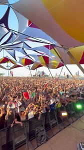 LA CURIOSITA'. Alla consolle c'è Anfisa Letyago, una delle dj più famose al mondo. La folla, gigantesca, è quella del Monegros Desert Festival (Saragozza). Ci sono solo due bandiere. Una, ovvio, è dei quattro mori, IMMANCABILE negli eventi più grossi | YouTG.net