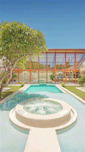 570K views · 1.2K reactions | Beach-entry pool, private cinema, hot tub. Villa Vienna in Bali is too good to gate keep. ️✨ Villa Vienna, Bali https://bit.ly/3HyiLt6  IG: @andrewbucklow_ Video description: A POV-style walk-through of a luxurious two-story villa, with a large pool in the centre. | Stayz | Facebook