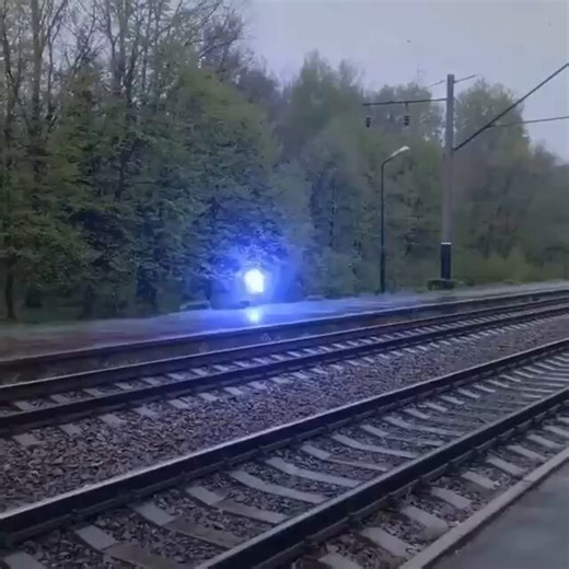 Une boule de lumière apparaît… et disparaît 😱L’éclair sphérique est un phénomène extrêmement rare où une sorte de sphère lumineuse flotte dans l’air, parfois pendant plusieurs secondes, avant de s’éteindre brusquement.Observé lors d’orages ou même sans lien direct avec la météo, il peut prendre différentes couleurs et reste encore aujourd’hui en grande partie inexpliqué par la science