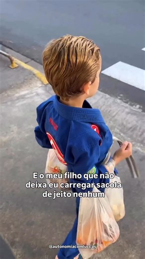 Luccas Souza | Desperte Sua Autonomia on Instagram: "Essa mulher é Ana Milano. E o que você está vendo aqui não é fofura é formação de caráter. O filho sai do mercado vestindo o 🥋 e faz questão de carregar todas as sacolas. Ela pede ajuda. Ele recusa. Não por desrespeito. Mas porque, no código interno dele, proteger e sustentar já começou. Isso é catábase. Um ritual de iniciação masculino que atravessou milênios. Não acontece em uma noite. Acontece em pequenos gestos repetidos até virarem ident