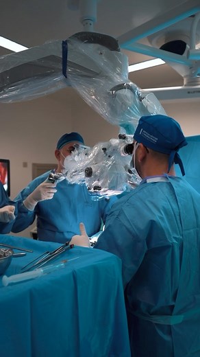 Microcirugía y Tratamientos Mínimamente Invasivos: Transformando la Neurocirugía 🔹En nuestra unidad, nos dedicamos a un análisis exhaustivo de la columna vertebral para ofrecer tratamientos personalizados, basados en las necesidades y patologías específicas de cada paciente. Nuestra filosofía se centra en la precisión de la microcirugía y las técnicas mínimamente invasivas, promoviendo una recuperación rápida y efectiva. 🔹Somos líderes en el uso de microscopio quirúrgico de última generación y