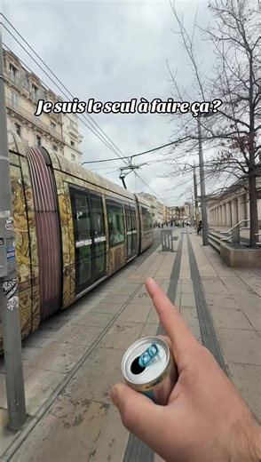 Dites moi que je suis pas le seul à faire ça c’est un peu la course avec mon Waze 😂 Tram de Montpellier
