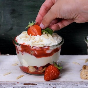 413K views · 2.2K reactions | Das fruchtige Schichtdessert musst du probieren – es ist ganz sommerlich leicht mit Joghurt!  Zum Rezept: www.daskochrezept.de/rezepte/erdbeer-tiramisu-im-glas | dasKochrezept | Facebook