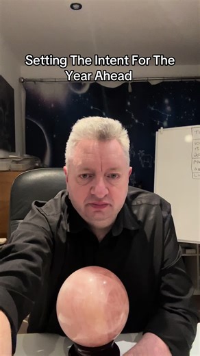 Setting your intentions for the year ahead, book your private readings on my website link 🔗 in the bio plus look for lives. #Dailycrystalballreading #dailytarotmessage #healing #2026goals