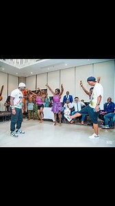 iya Traore 🇬🇳 et son ami Ronaldinho 🇧🇷 ont mis l’ambiance avec le ballon ⚽️ devant le public Guinéen 🇬🇳 à l’hôtel Kaloum Conakry avec la musique traditionnelle de la troupe (Sini Sabou de iya Traoré). Merci la structure SGM ❤️🙏🏾 | iya Traoré