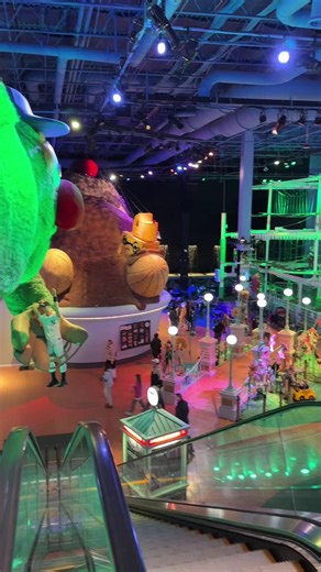 Only in New England do you head to a furniture store with your kids… for a winter day of fun. ❄️ Massachusetts-based Jordan’s Furniture is known for its unexpected, kid-friendly experiences and the Reading location takes it to another level. Inside Beantown, you’ll find IT, a mini theme-park-style ropes course for big kids and little kids, an adorable under-48-inch area with a mini zip line, plus food and ice cream to keep everyone happy. Don't miss the iconic water fireworks! Looking for more i