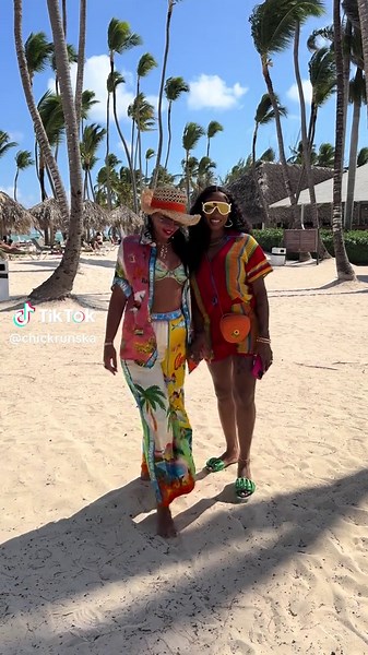 ☀🌴 In the heart of a summer fairy tale, with a beautiful @nawwwwimback2025, on the beach where fashion and Latin rhythms effectively merge! 💃🎶 Our CHIC colorful silk set made of the finest silk, filled with the colors of the sea, love, friendship, happiness... with beautiful artistic paintings of palm trees, boats, sun, beach, scorpions, hearts, fruits... as if paradise is written on it. 🌈💕 A CHIC knitted raffia hat with a satin ribbon goes perfectly with this outfit.🧡 Every note of Latin 
