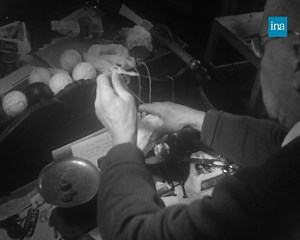 L’AUTHENTIQUE PELOTE BASQUE. Savez-vous comment on confectionne la pelote utilisée pour jouer au jeu basque du même nom ? Il s’agit d’une méthode ancestrale dont le secret de fabrication est transmis de génération en génération. Voyez un aperçu dans ce reportage de 1963… | INA