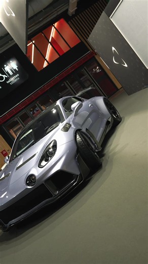 Moins d’une tonne. 400 ch. 100 % carbone. 😮‍💨 Ça, c’est la CS-ONE, et elle vient d’être dévoilée au @Mondial de l’Auto ! Chez CARL, nous voulions créer la voiture que nous rêvions de conduire : légère, puissante et unique. Voici le résultat : * Une carrosserie 100 % carbone * Une voie élargie de 10 cm par rapport à l’A110, pour une posture plus agressive * 400 ch alimentés à l’éthanol * Un poids plume sous la tonne, et encore plus léger en option * Intérieur et extérieur entièrement personnali