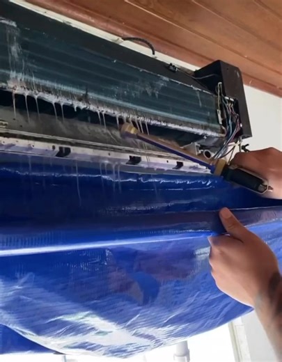 Aire Limpio on Instagram: "Tu aire trabaja el doble porque nadie lo limpia desde el verano pasado! Nuestro servicio de limpieza profunda por 💲34.000 no solo cuida tu salud, también mejora la eficiencia del equipo y evita futuras fallas. 🔹 ¿Qué incluye? Protección del área de trabajo con plásticos para evitar salpicaduras. Desarme de tapas y filtros. Limpieza y lavado de filtros de aire. Higienización de la turbina interna. Limpieza y desinfección de la serpentina (evaporadora). D