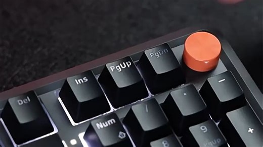 联想MK9有线机械键盘，青轴手感清脆，游戏办公皆宜，敲击体验出色。