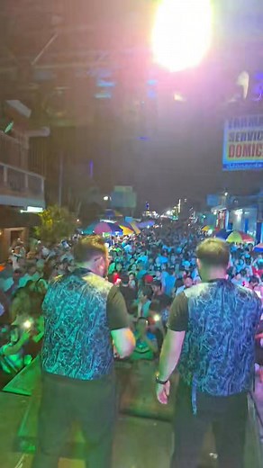 🚨 ¡CUENTA REGRESIVA: FALTA SOLO 1 DÍA! 🎶🐸 : ​¡Siquinalá! ¡Qué noche tan INCREÍBLE estamos compartiendo con todos ustedes! ​La energía en el concierto de hoy ha sido el marco perfecto para el anuncio oficial: ¡El Grupo Rana se viste de manteles largos DESDE HOY! : ​Desde este escenario en Siquinalá, dimos el banderazo de salida a la celebración de nuestro Aniversario, y la cuenta regresiva está que arde. ¡La estamos pasando espectacular! ​¡Falta 1 día para la Gran Celebración Central! ​🎟️ ¡AS