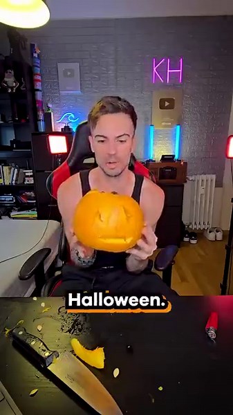 How to Carve a Halloween Pumpkin in 1 Minute 🎃