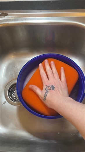 Soaking Epoxy in Dettol: A Satisfying Cleaning Experience