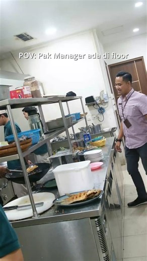 SAWAH ATOK RESTORAN on Instagram: "Jangan kaget kalo tiba-tiba yang antar makanan anda di meja itu Pak Manager 😄 Di Sawah Atok, Pak manager bisa jadi apa saja kalo sudah ada di floor, bisa jadi checker, runner, bahkan server. Semua itu dilakukan demi pelayan terbaik untuk keluarga atok semua. Hal tersebut juga dilakukan guna memberikan contoh langsung kepada semua divisi floor agar operasional berjalan sesuai dengan SOP yang ada. Jadi, kapan nih mau ke Sawah Atok? Kami tunggu di Sawah Atok dan
