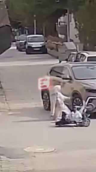 Eskişehir'de geçtiğimiz günlerde yaşanan bir olay görenleri şaşırttı.Edinilen bilgilere göre, 17 Nisan Cuma günü saat 16.00 sıralarında Batıkent Mahallesi Karacan Sokak üzerinde bebek arabalı bir kadın ve bir araç yolda karşılaştı.Görüntülerde bebek arabalı kadının yol ortasında yürüdüğü arkasından ise arabanın hareket ettiği görüldü. Yavaş bir şekilde ilerleyen söz konusu araç, dönüş yapmak istediği sırada bebek arabalı kadına çarptı.Çarpmanın etkisiyle bebek arabasında bulunan çocuk ve kadın y