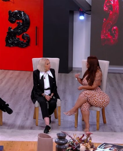 La casa de Alofoke on Instagram: "Llegó Laura en América 😂 a resolver esta relación… prepárense que hoy se destapa to’ 🔥📺"
