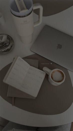 Frauenpower | Jobfrust | Neuorientierung on Instagram: "✌🏻 Alles, was nach Mangel, Spielchen oder Verwirrung aussieht, lässt du bitte vor der Tür. Es kommt der Punkt im Leben, an dem man merkt: “Nicht der Alltag ist schwer, sondern das ständige Anpassen daran.” Zu funktionieren, statt zu fühlen. Zu bleiben, statt zu wachsen. 🚀 Neuorientierung beginnt leise. 🚀 Mit klaren Grenzen. 🚀 Mit dem Mut, nicht mehr jede Energie mitzunehmen und alles an sich ran zu lassen. 🚀 Und mit der Entscheidung, d