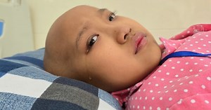 Bé gái 10 tuổi vùng cao bật khóc: "Xin giữ đôi chân cho con!"