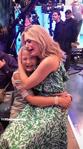 Katy Perry Sits on a Fan’s Arms & She Starts Crying 😭 #katyperry #shorts