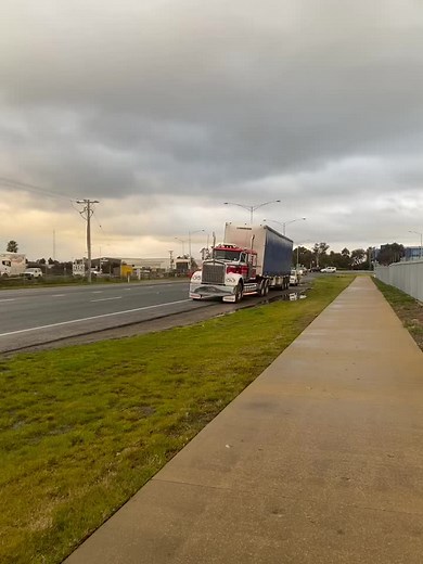 Vintage Kenworth Truck Earning its Keep | Classic W Model Kenworth 2022