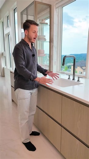 A luxury kitchen is nothing if it doesn't function flawlessly. 🍽️ I always position the main sink directly adjacent to the panel-ready dishwasher on the left-hand side. It creates the ultimate, seamless workflow for rinsing and loading without dripping water all over your floors. It’s efficiency at its absolute finest. Where is your dishwasher located compared to your sink? Let’s talk layout below! 👇