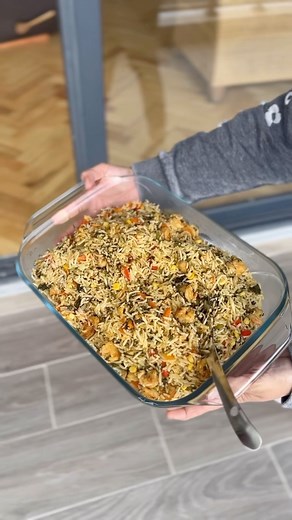 Chop It ™️ on Instagram: "Prawn Pilau 🤤😍 Please do yourself a favour and make this delicious meal and have everyone licking their plates 🤫 Here’s the recipe guys ✍️ Oil 4 TBSP Onion (sliced) 🧅 once it caramelises to light brown add: 1 TBSP Ginger Garlic Paste 1/2 TSP Cumin Seeds 1KG Prawns 🍤 1 TSP Chilli Powder Then add in your veggies: (juvenile cut) Carrot 🥕 Red Pepper 🫑 French beans Spring onion Spinach Corn 🌽 Allow it to cook for a few minutes then add in your boiled rice (1.5 Cup). 