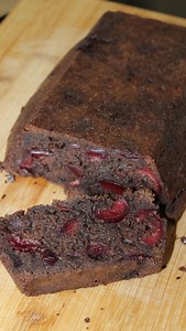 Кекс с череши 🍒 Продукти: • 3 яйца • 180 г захар • ванилия • 150 г брашно • 50 г какао • 300-350 г череши без костилки • 1 ч.л. бакплувер Печем на 180 градуса за 45 минути. #кекс #бързирецепти #леснирецепти #череши | Бързо Вкусно
