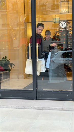 Lloyd Klein en plein shopping de Noël avenue Montaigne 🎄✨ @lloydklein Lloyd Klein a été aperçu en pleine virée shopping de Noël avenue Montaigne. Entre vitrines iconiques et ambiance festive, le créateur prépare les fêtes avec style, dans l’un des quartiers les plus chics de Paris 🛍️🌟 Team shopping de dernière minute ou ultra organisé ? 💬👇 #LloydKlein #AvenueMontaigne #ShoppingDeNoel #Paris #Mode Purepeople Bestimage | Purepeople.com